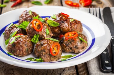 nane, yeşil soğan ve kırmızı biber sosu ile ev yapımı köfte