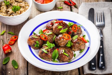 yabani pirinç, nane, yeşil soğan ve kırmızı biber sosu ile ev yapımı köfte