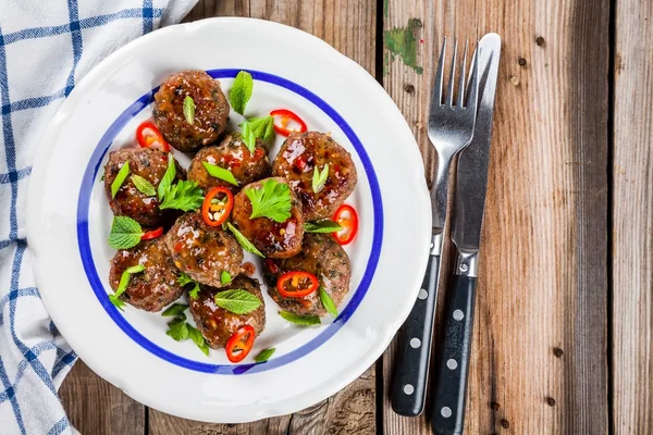 Homemade meatballs with mint, green onions and chili sauce — Stock Photo, Image