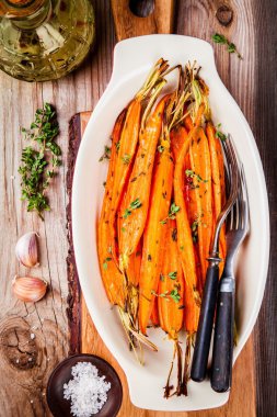 Kekik ile kavrulmuş organik havuç