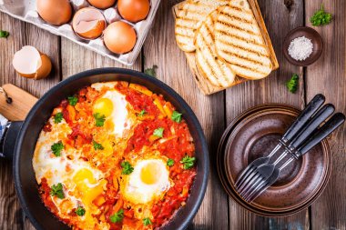 Shakshuka. Kızarmış yumurta domates, kırmızı biber ve maydanoz ile