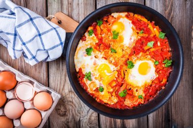 Shakshuka. Kızarmış yumurta domates, kırmızı biber ve maydanoz ile