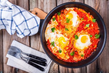 Shakshuka. Kızarmış yumurta domates, kırmızı biber ve maydanoz ile