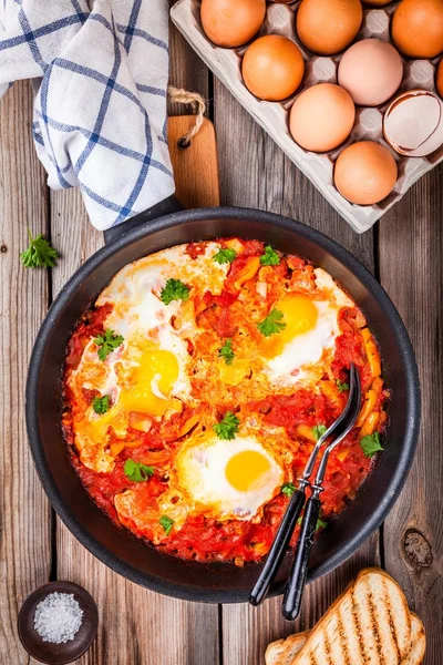 Shakshuka. Kızarmış yumurta domates, kırmızı biber ve maydanoz ile — Stok fotoğraf