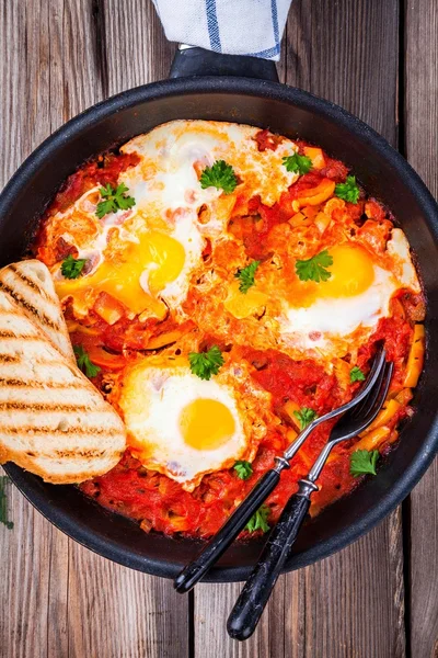 Shakshuka. Kızarmış yumurta domates, kırmızı biber ve maydanoz ile — Stok fotoğraf