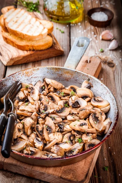 Champignons rôtis dans une casserole — Photo