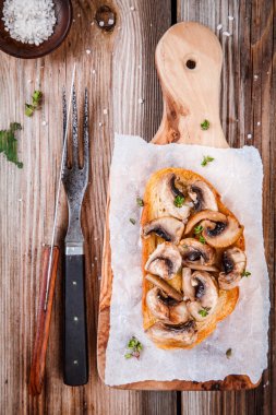 Bruschetta mantar ile