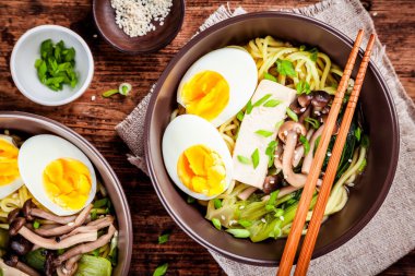 Ramen noodle yumurta, tofu ve mantar ile