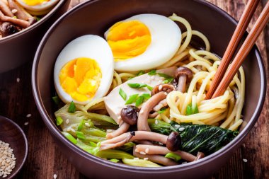 Ramen noodle yumurta, tofu ve mantar ile