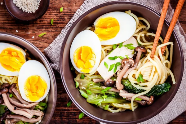 Ramen noodle yumurta, tofu ve mantar ile — Stok fotoğraf