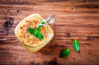 keten tohumu ve nane ile tropik smoothie