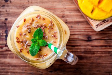 keten tohumu ve nane ile mango smoothie