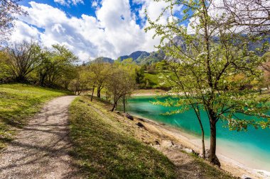 dağlarda turkuaz Gölü. 