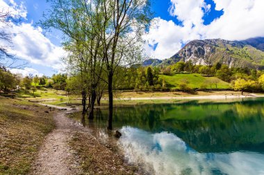 dağlarda turkuaz Gölü. 