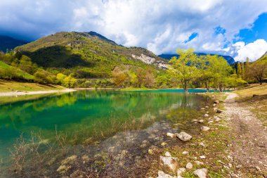 dağlarda turkuaz Gölü. 