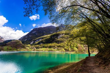 dağlarda turkuaz Gölü. 