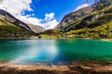 dağlarda turkuaz Gölü. 