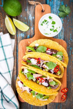 domuz eti ve sebze ile Mısır tacos