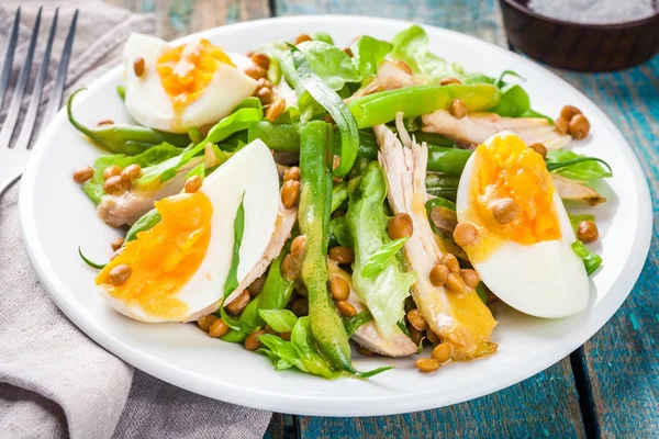 Salade de poulet, lentilles et haricots verts — Photo