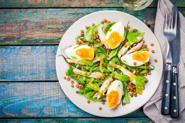 Salat mit Huhn, Linsen und grünen Bohnen — Stockfoto