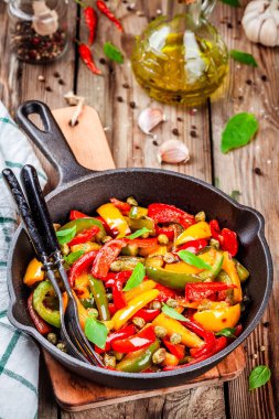 İtalyan mutfağı, peperonata: Kapari ve fesleğen ile kavrulmuş dolmalık biber