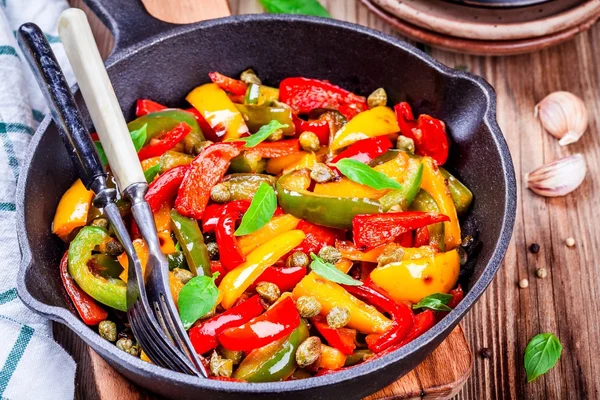 Cocina italiana, peperonata: pimiento asado con alcaparras y albahaca — Foto de Stock