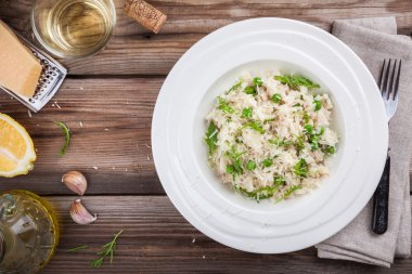 Ev yapımı tavuk, yeşil bezelye, roka ve parmesan risotto