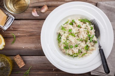 Ev yapımı tavuk, yeşil bezelye, roka ve parmesan risotto