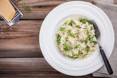 Ev yapımı tavuk, yeşil bezelye, roka ve parmesan risotto
