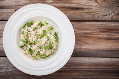 Ev yapımı tavuk, yeşil bezelye, roka ve parmesan risotto