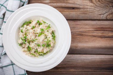 Ev yapımı tavuk, yeşil bezelye, roka ve parmesan risotto