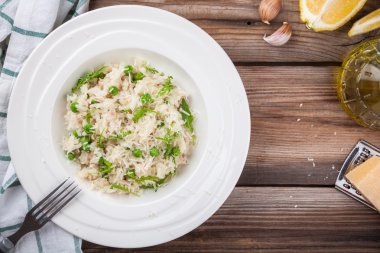 Ev yapımı tavuk, yeşil bezelye, roka ve parmesan risotto