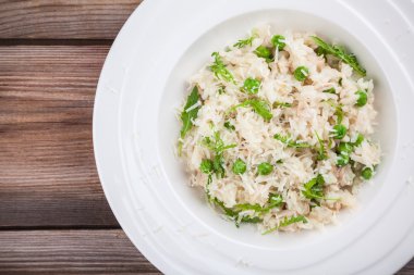 Ev yapımı tavuk, yeşil bezelye, roka ve parmesan risotto