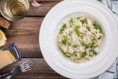 Ev yapımı tavuk, yeşil bezelye, roka ve parmesan risotto