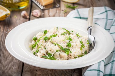 Ev yapımı tavuk, yeşil bezelye, roka ve parmesan risotto