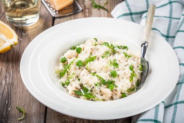 Ev yapımı tavuk, yeşil bezelye, roka ve parmesan risotto