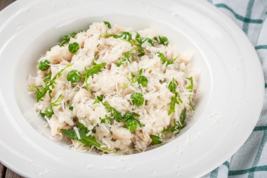 Ev yapımı tavuk, yeşil bezelye, roka ve parmesan risotto
