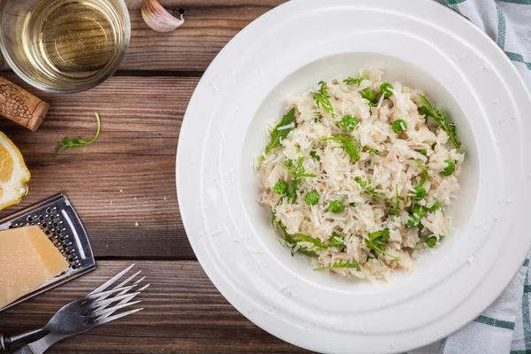 Ev yapımı tavuk, yeşil bezelye, roka ve parmesan risotto