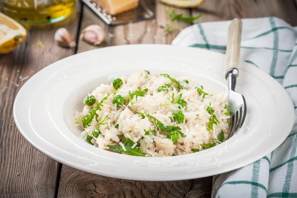 Ev yapımı tavuk, yeşil bezelye, roka ve parmesan risotto — Stok fotoğraf