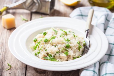 Ev yapımı tavuk, yeşil bezelye, roka ve parmesan risotto