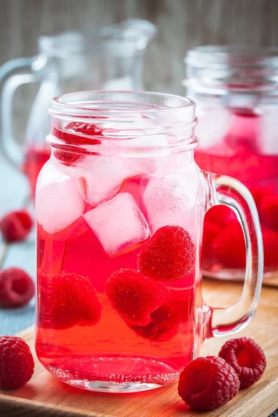 Raspberry lemonade i burk — Stockfoto