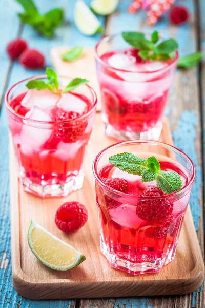 Raspberry mojito i ett glas — Stockfoto
