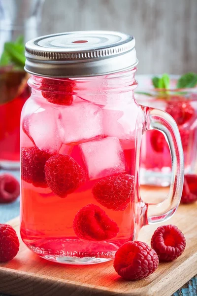 Raspberry lemonade i burk — Stockfoto