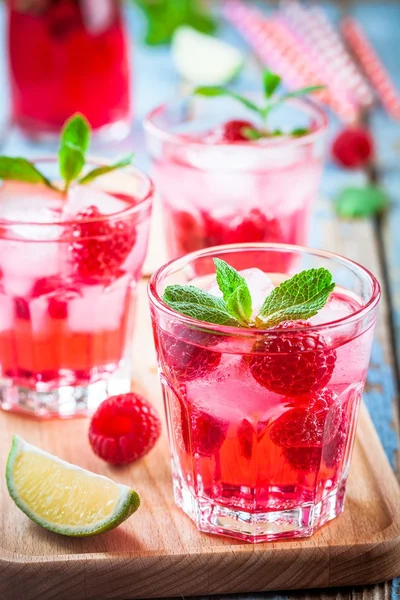 Raspberry mojito i ett glas — Stockfoto