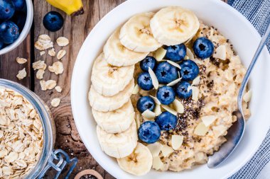 Kahvaltı: muzlu yulaf ezmesi, yaban mersini, chia tohumu ve badem.