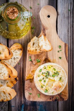 Tost ve kekik ile pişmiş peyniri