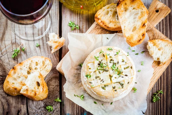 Camembert cuit au four avec toasts et thym — Photo