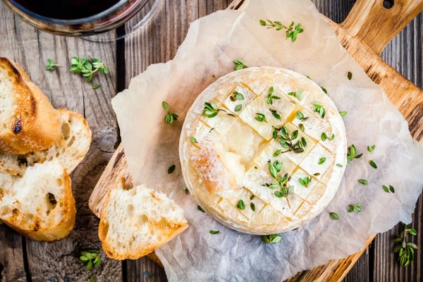 Camembert assado com torradas e tomilho — Fotografia de Stock