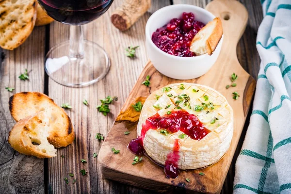 Camembert assado com molho de cranberry e tomilho — Fotografia de Stock