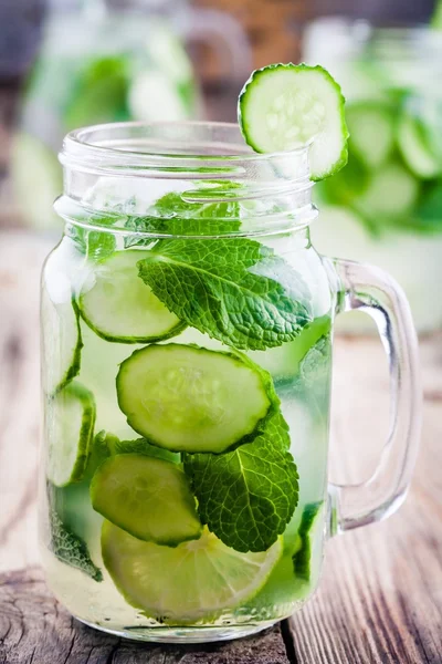 Agua de desintoxicación con pepino, lima y menta —  Fotos de Stock